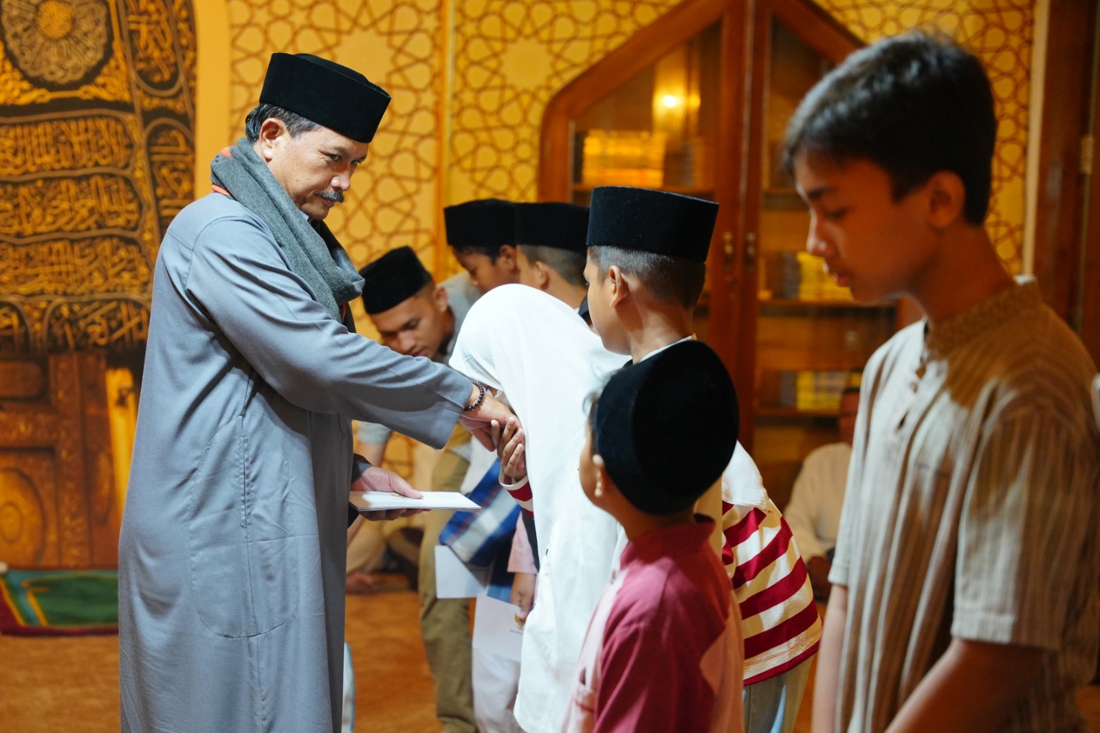 Foto 3 dari 10: Salat Isya dan Tarawih Safari Ramadan di Pondok Abi Bahrun Madinatul Jannah, Wali Kota Sampaikan Event Sambut Lebaran
