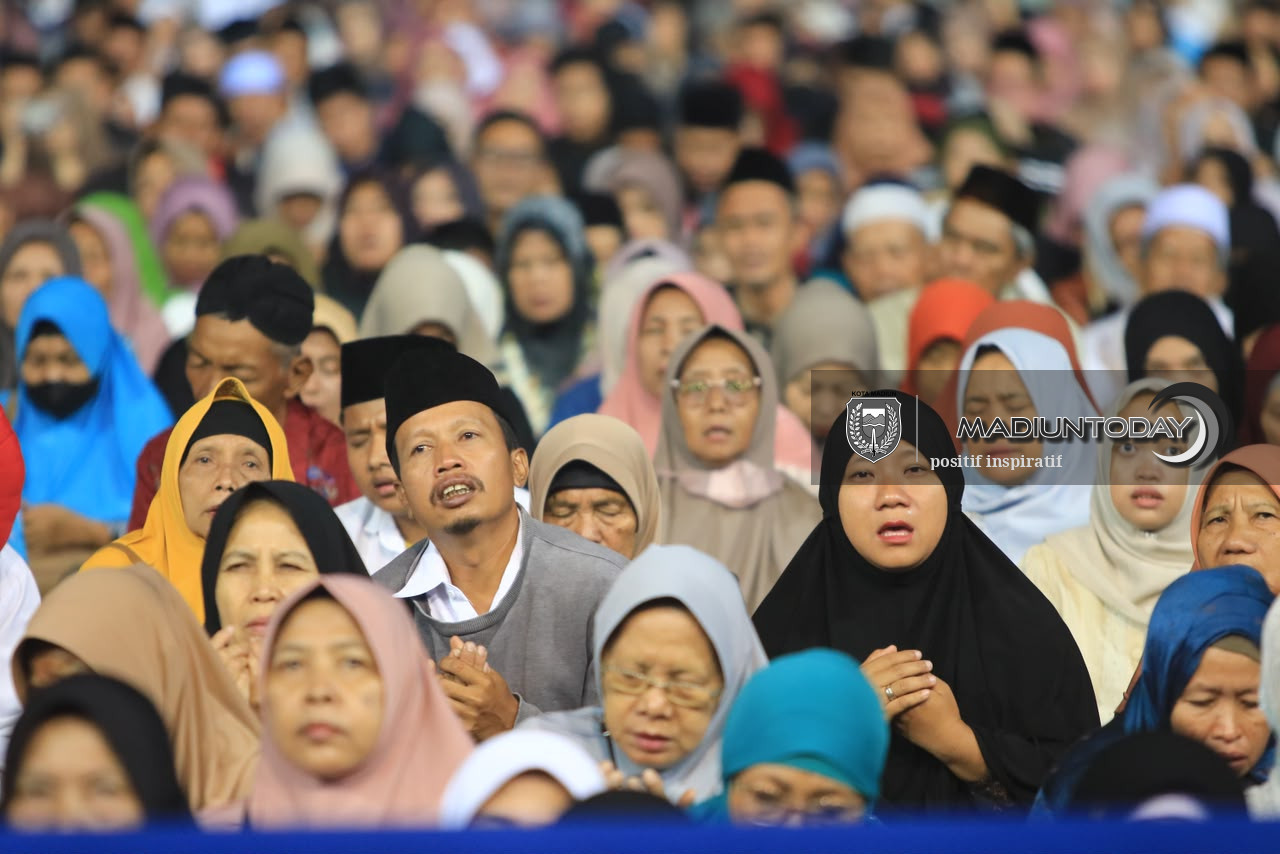 Foto 19 dari 29: Belasan Ribu Jamaah Larut dalam Pengajian Gus Iqdam, Pesan Amanah Menggema di Stadion Wilis