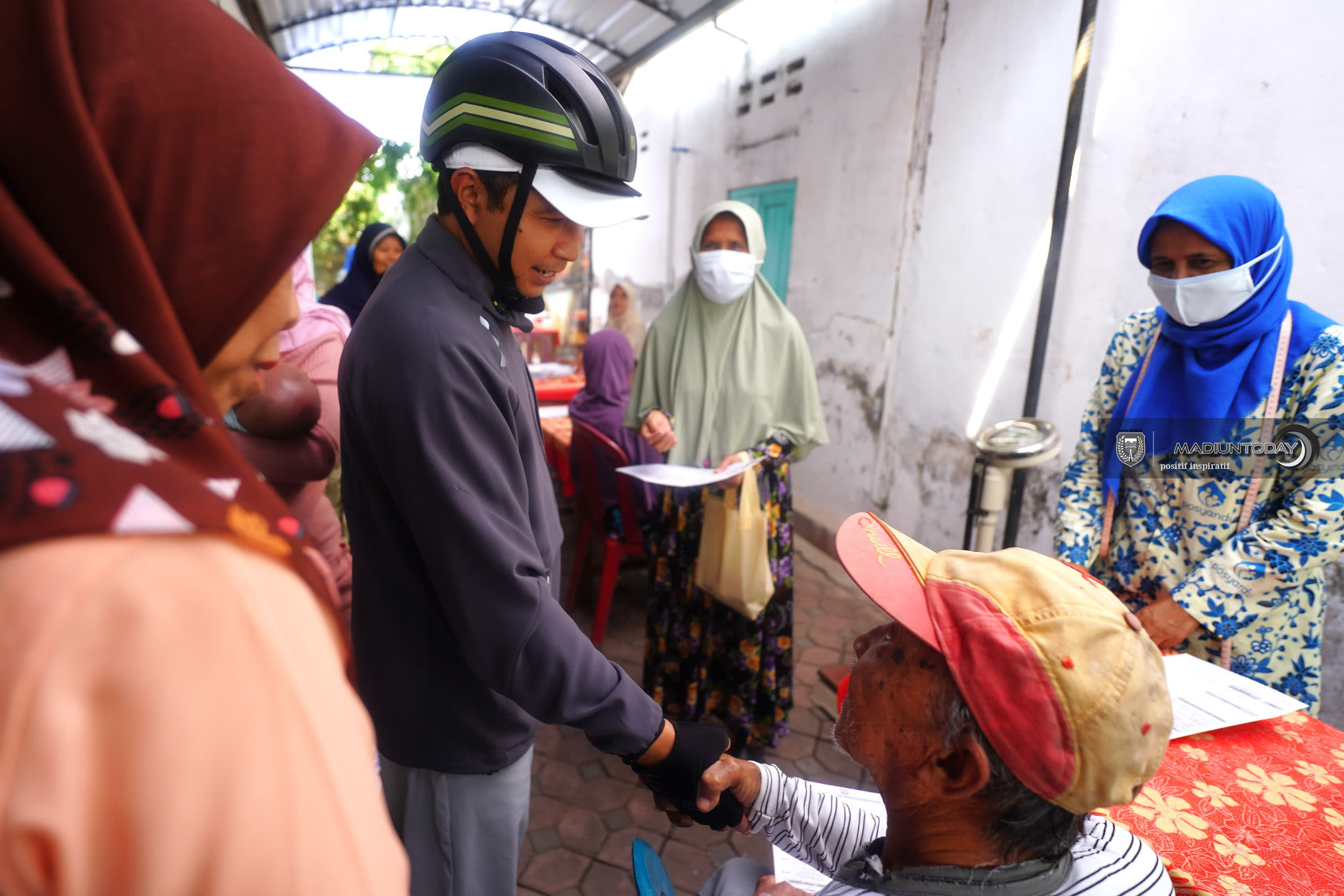 Foto 18 dari 20: Tak Hanya Dialog Malam Hari, Giat WBR Kini Dimulai Keliling Beri Solusi Langsung di Lokasi