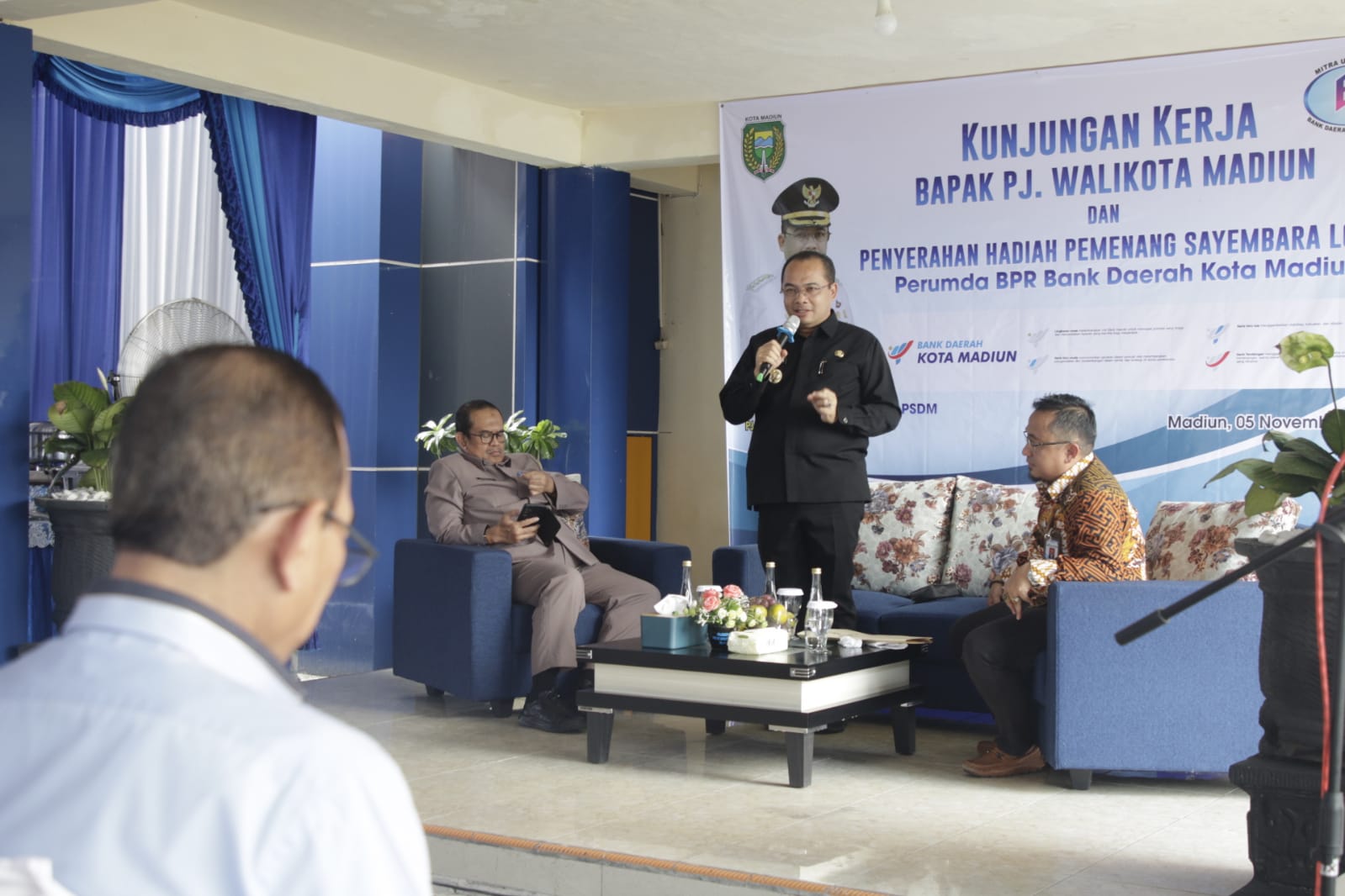Foto 1 dari 17: Kunjungan Kantor Perumda BPR Bank Daerah Kota Madiun, Pj Wali Kota Apresiasi Kinerja Dan Dorong Inovasi Untuk Tingkatkan Performa Pegawai