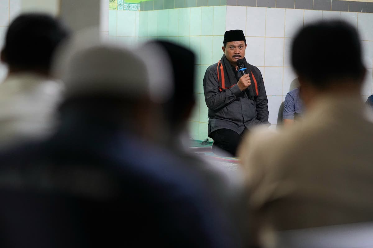 Foto 2 dari 9: Salat Isya di Musala Nurul Huda, Wali Kota Maidi Salurkan Sembako Hingga Bantuan Pembangunan Rp 30 Juta