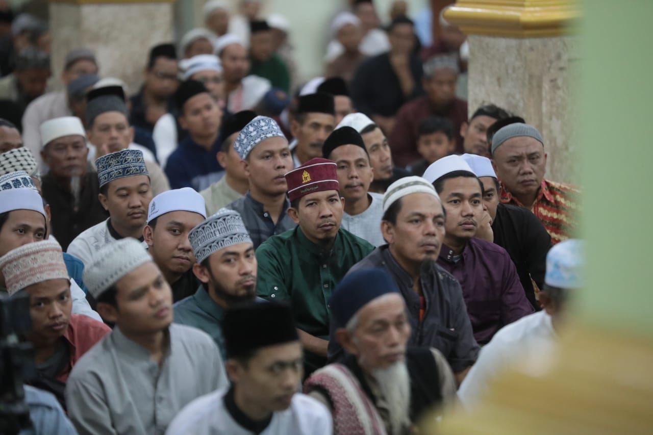 Foto 9 dari 11: Wali Kota Maidi Beri Apresiasi Digelarnya Pengajian Umum Peringatan Hari Santri