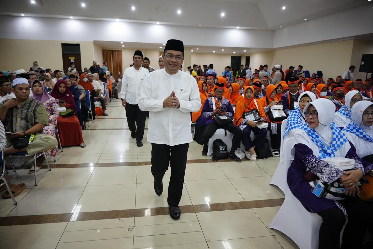 Foto 7 dari 8: Melepas CJH Ke Tanah Suci, Pj. Wali Kota Pesan Jaga Kesehatan