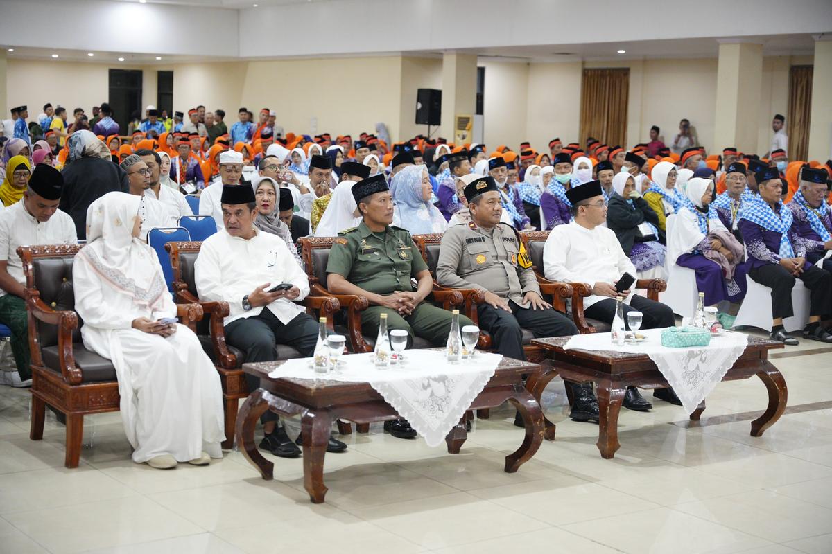 Foto 2 dari 8: Melepas CJH Ke Tanah Suci, Pj. Wali Kota Pesan Jaga Kesehatan