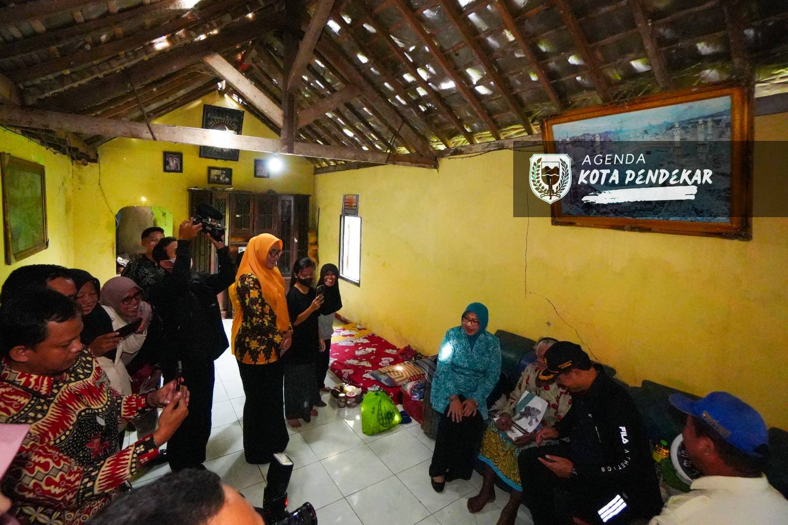 Foto 5 dari 8: Salurkan Bantuan Kursi Roda, Wali Kota Harap Jadi Semangat Warga Yang Membutuhkan