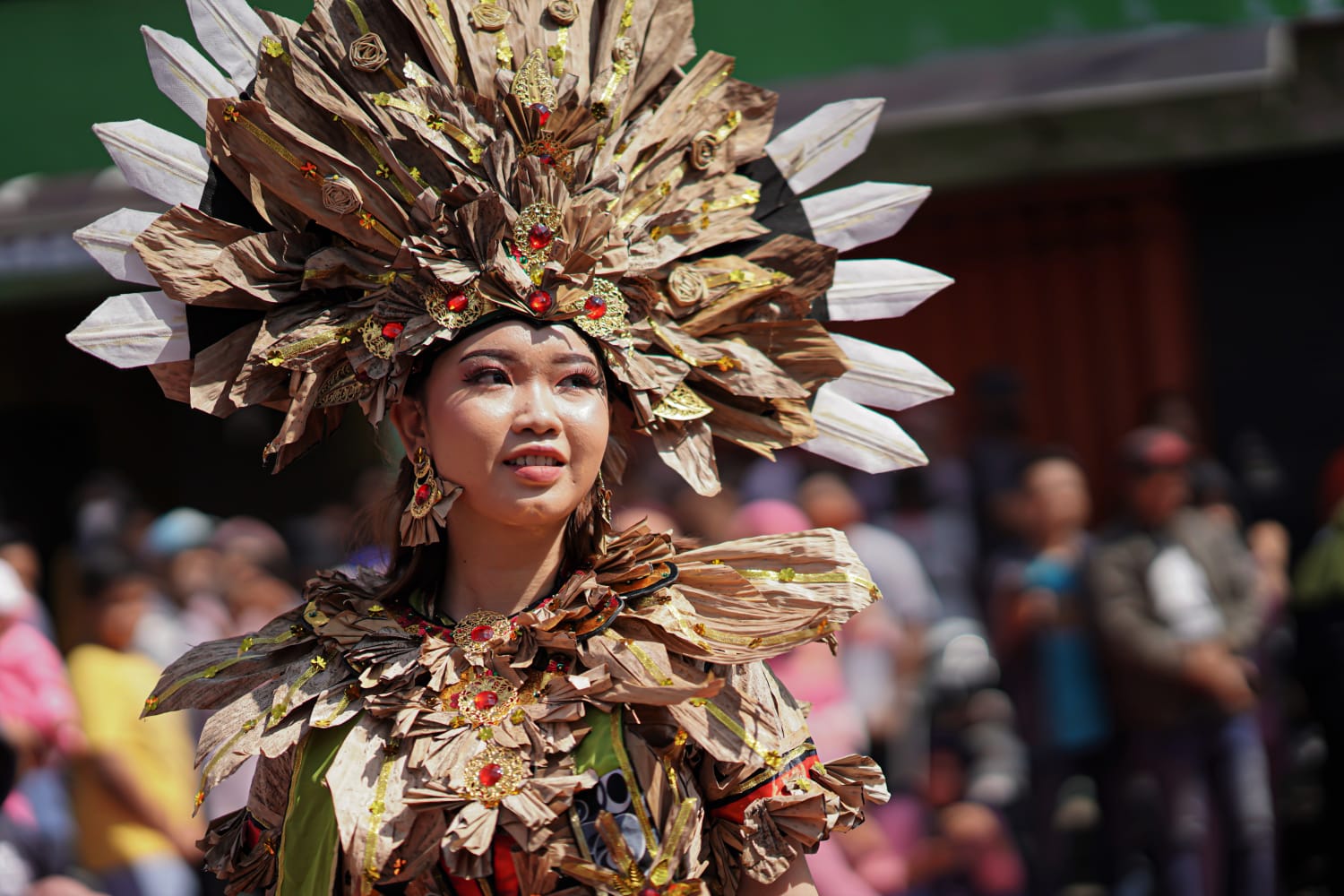 Foto 6 dari 10: Kreatif Manfaatkan Limbah, Kelurahan Nambangan Lor Gelar Lomba Kostum Carnival Daur Ulang