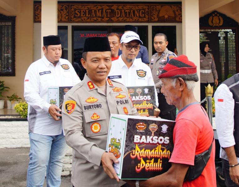 Foto 4 dari 10: Saling Berbagi, Polres Madiun Kota Bersama HDCI Gelar Bakti Sosial