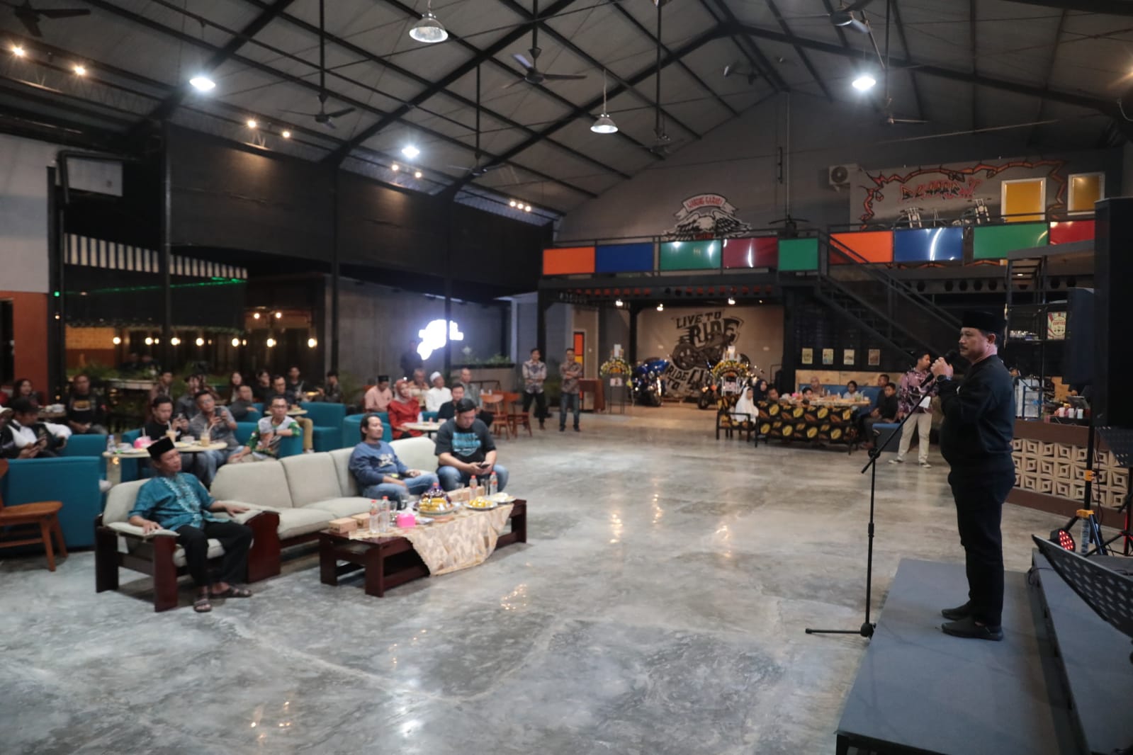 Foto 13 dari 17: Soft Opening Warung Garasi, Wali Kota Apresiasi Tambah Ramai Wisata Kuliner di Kota Madiun