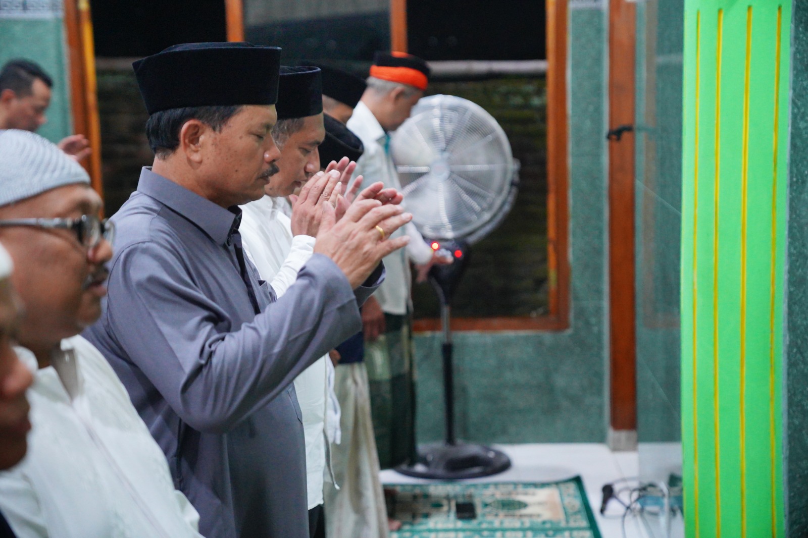 Foto 2 dari 10: Salat Isya dan Tarawih Safari Ramadan di Masjid Al Ifaqoh, Wali Kota Ajak Warga Tingkatkan Ibadah
