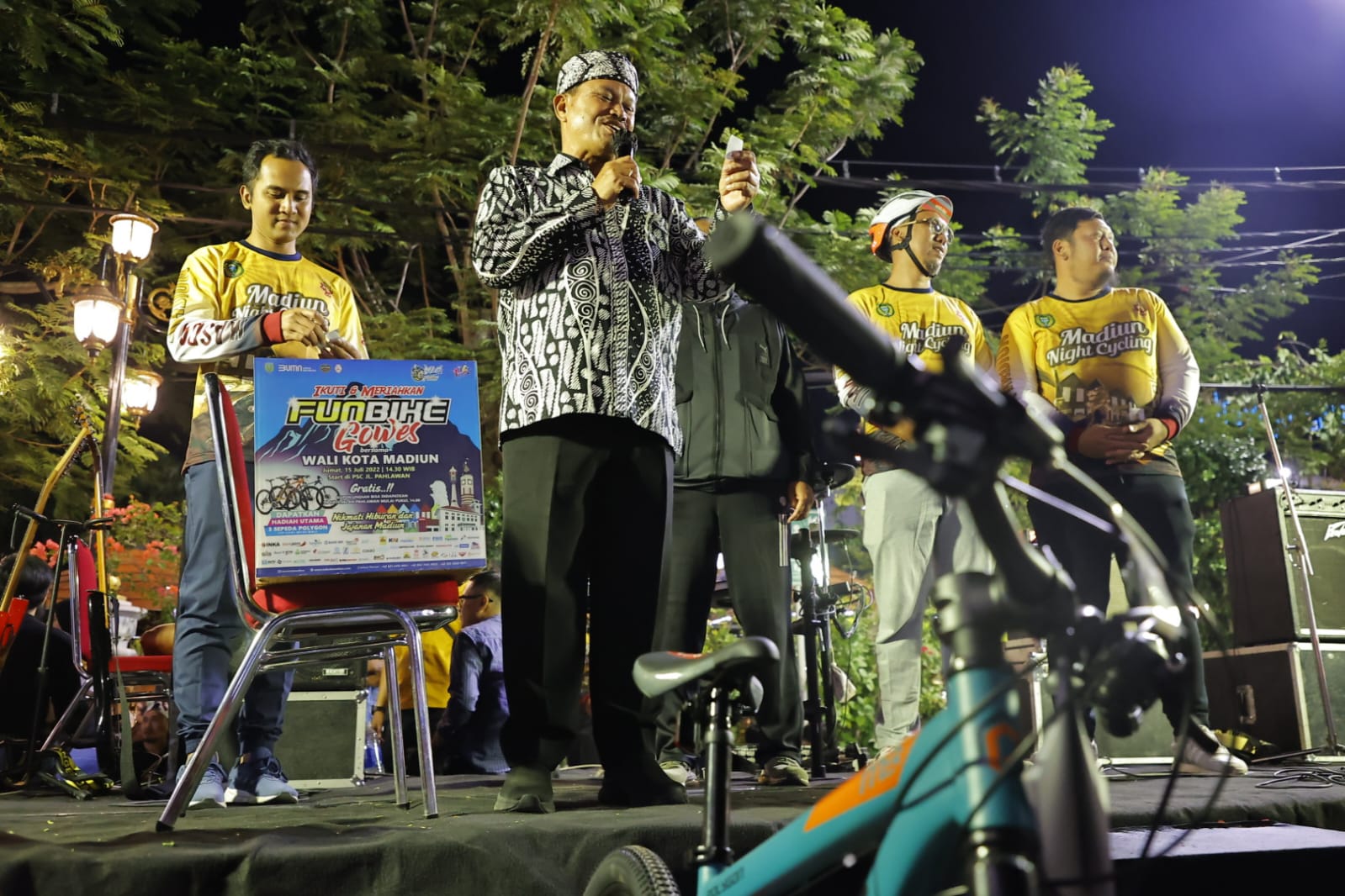 Foto 4 dari 6: Gelaran Madiun Night Cycling Berlangsung Meriah, Diberangkatkan Wali Kota, Diikuti Ribuan Pesepeda