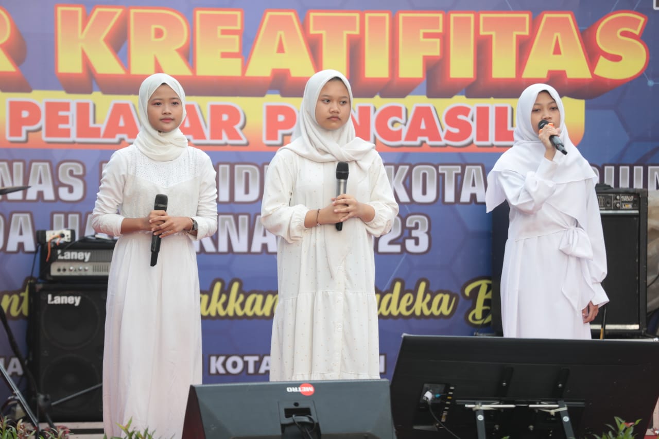 Foto 3 dari 15: Tinjau Stand Pameran dan Saksikan Gelar Kreativitas Siswa, Wali Kota Harap Potensi Siswa Tersalurkan