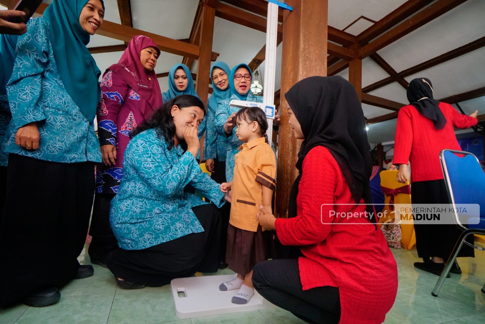 Foto 2 dari 9: Deteksi Dini Stunting, Ketua TP PKK Imbau Orang Tua Rajin Bawa Balita ke Posyandu