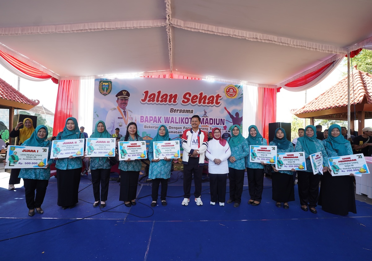 Foto 8 dari 9: Ribuan Warga Ikut Ramaikan Jalan Sehat Bersama Wali Kota Dr. Maidi