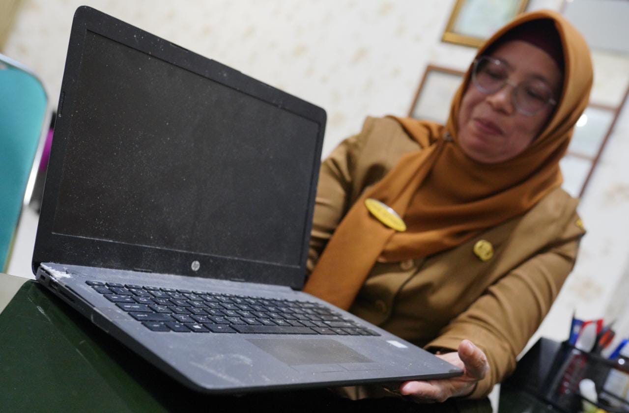 Foto 2 dari 2: Anita Tak Perlu Jual Ginjal, Dinas Pendidikan Ambil Alih Perbaikan Laptop yang Rusak