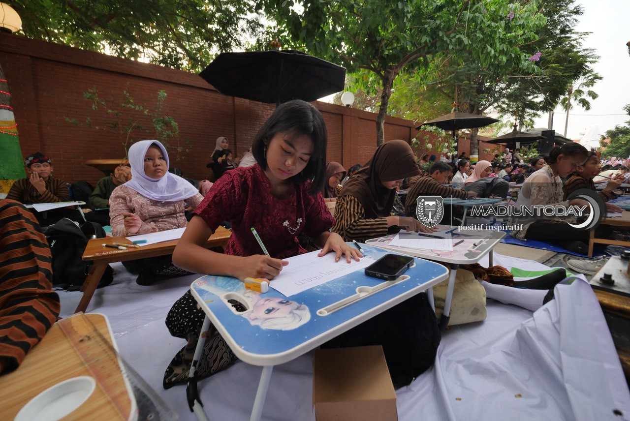 Foto 13 dari 18: 1.588 Pelajar Madiun Rawat Warisan Budaya Jawa Lewat Aksara dan Geguritan