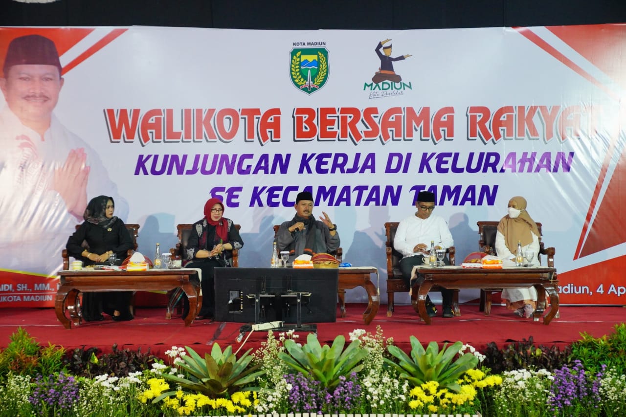 Foto 5 dari 14: Gelar Kegiatan Bersama Warga, Wali Kota Sampaikan Santunan Untuk Warga