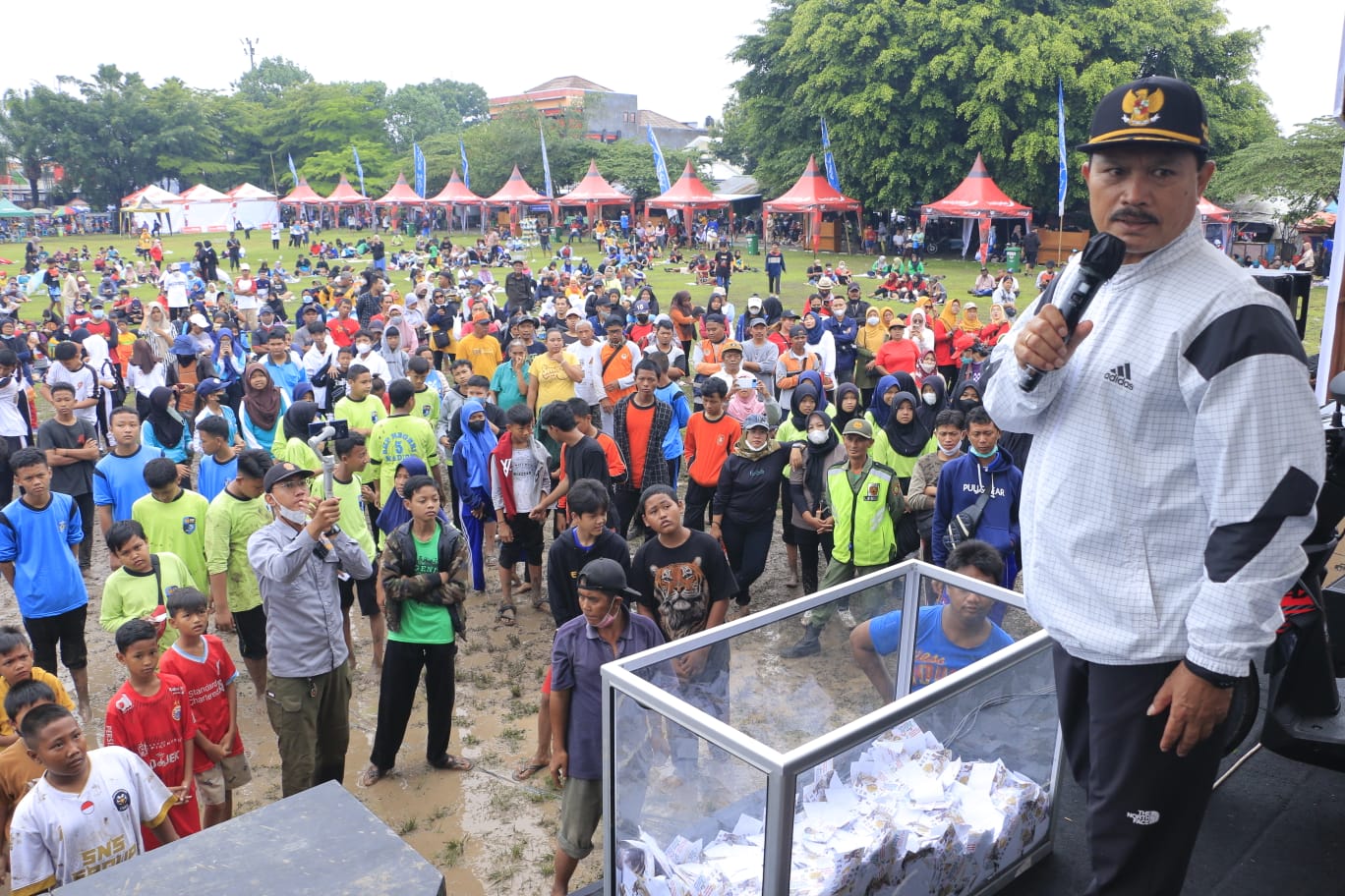 Foto 6 dari 10: Berangkatkan Peserta Fun Walk, Wali Kota Apresiasi Semangat Peserta