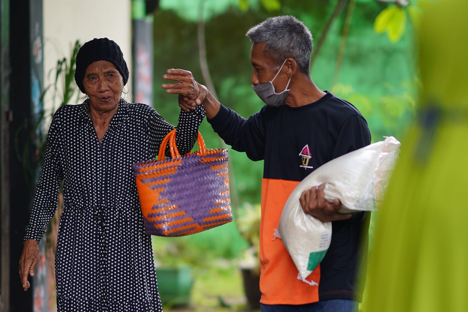 Foto 5 dari 10: Tekan Lonjakan Harga Bahan Pokok Jelang Lebaran, Pemerintah Salurkan Bantuan Pangan Bagi Masyarakat