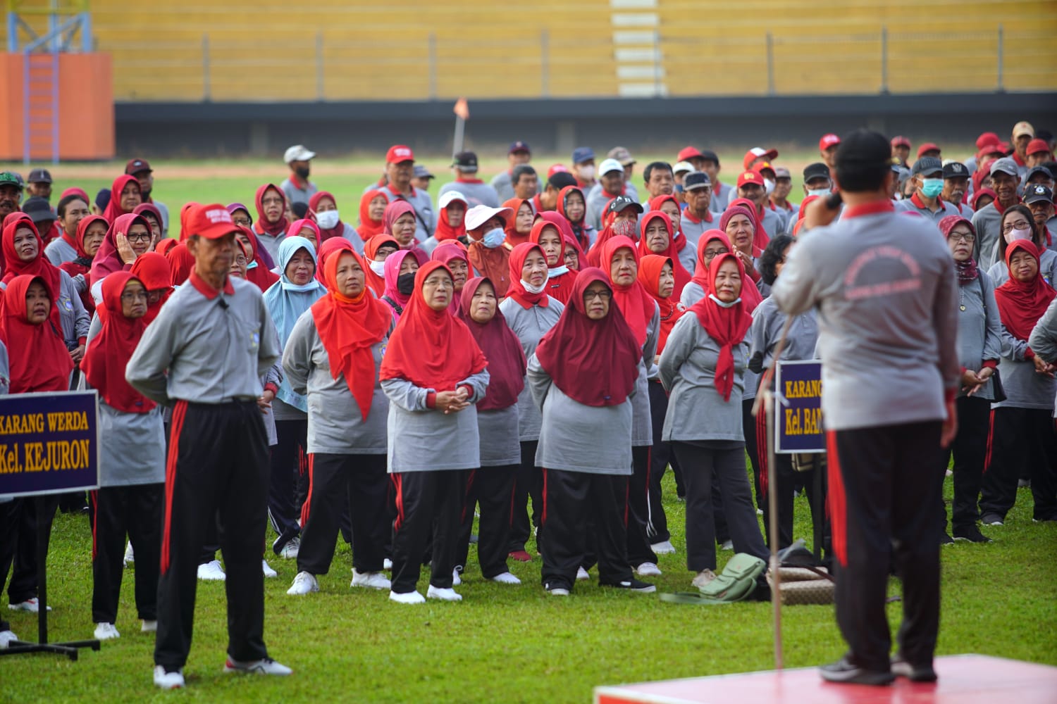 Foto 4 dari 4: Lanjut Usia Harus Tetap Bahagia Jadi Pesan Wali Kota Maidi Saat Buka Senam Lansia