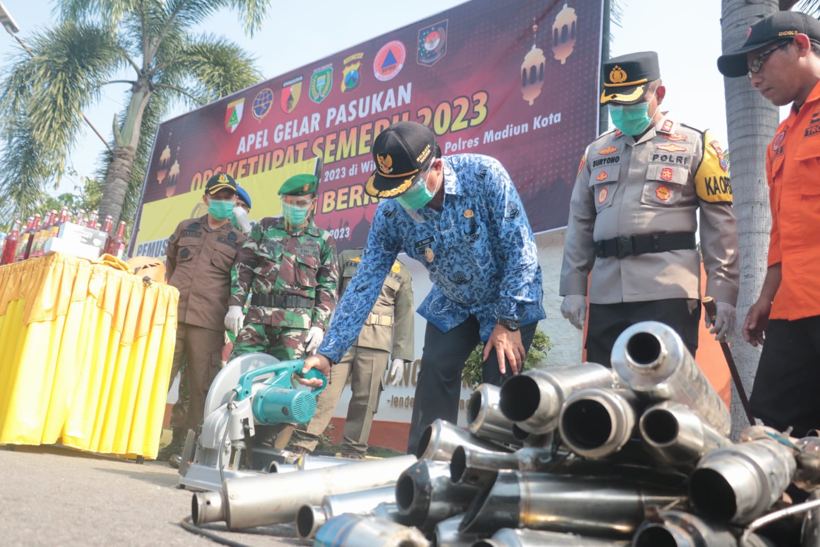 Foto 3 dari 10: Jaga Kondusifitas Lebaran, Polisi Musnahkan Miras Hingga Knalpot Brong Hasil Sitaan Selama Sepekan