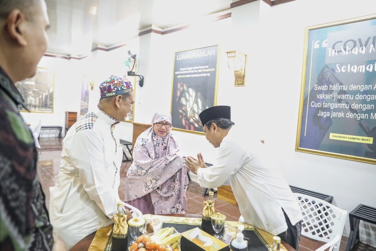 Foto 5 dari 8: Kapolda Subuhan Di Masjid Pondok Abi Bahrun Madinatul Jannah, Wali Kota Sapa Lewat Video Call