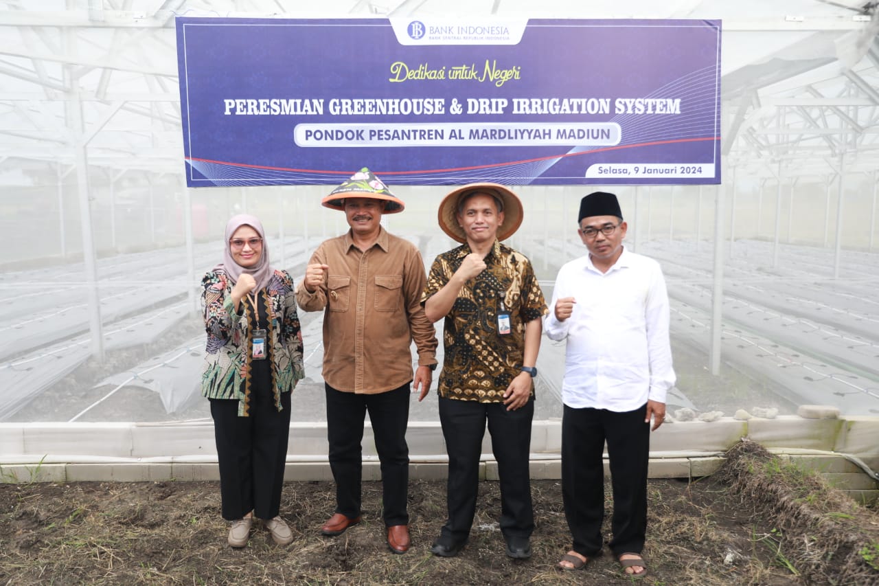 Foto 8 dari 13: Resmikan Greenhouse & Drip Irrigation System Ponpes Al Mardliyyah Madiun, Wali Kota Maidi Harap Bermanfaat