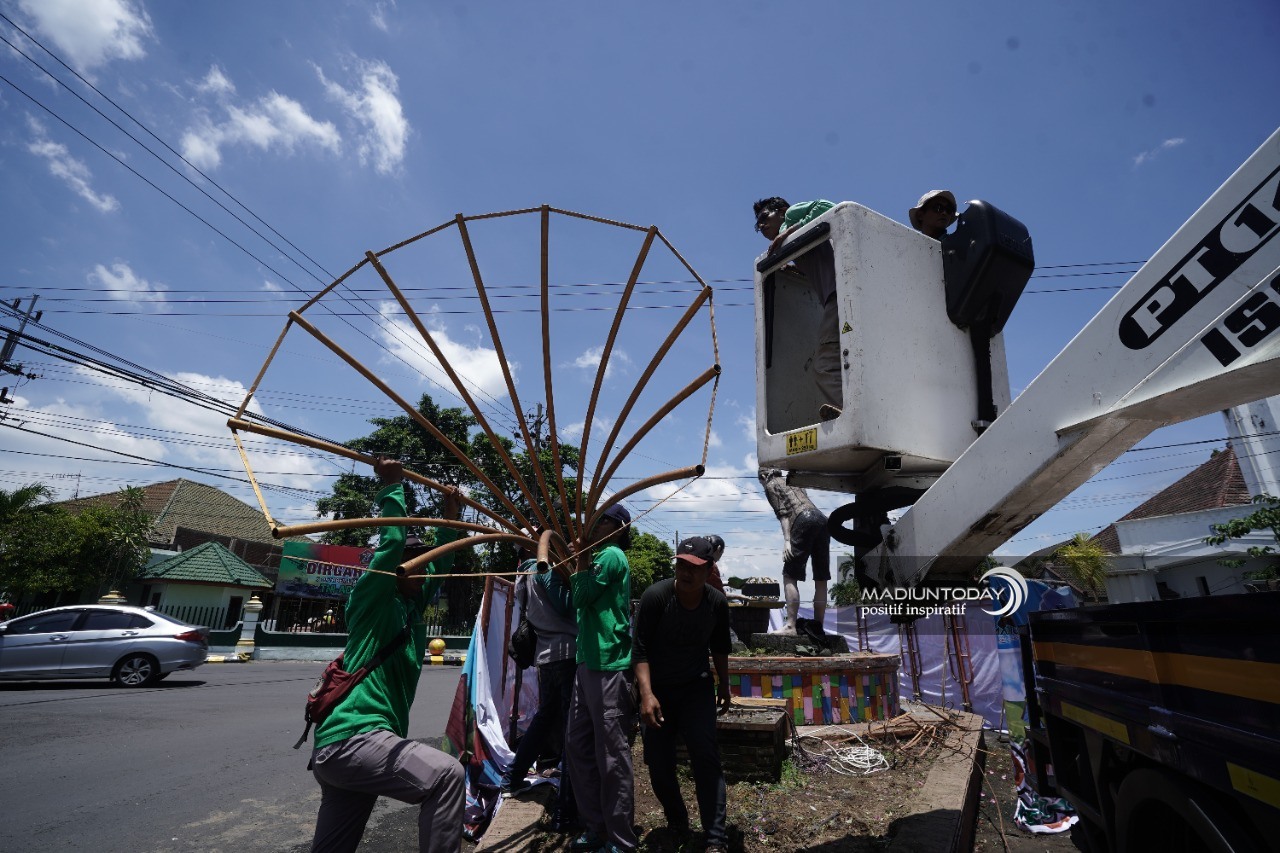 Foto 7 dari 7: Patung Pecel PSC Bersolek, Pemkot Ubah Bagian Planter dan Aksesoris Pendukungnya