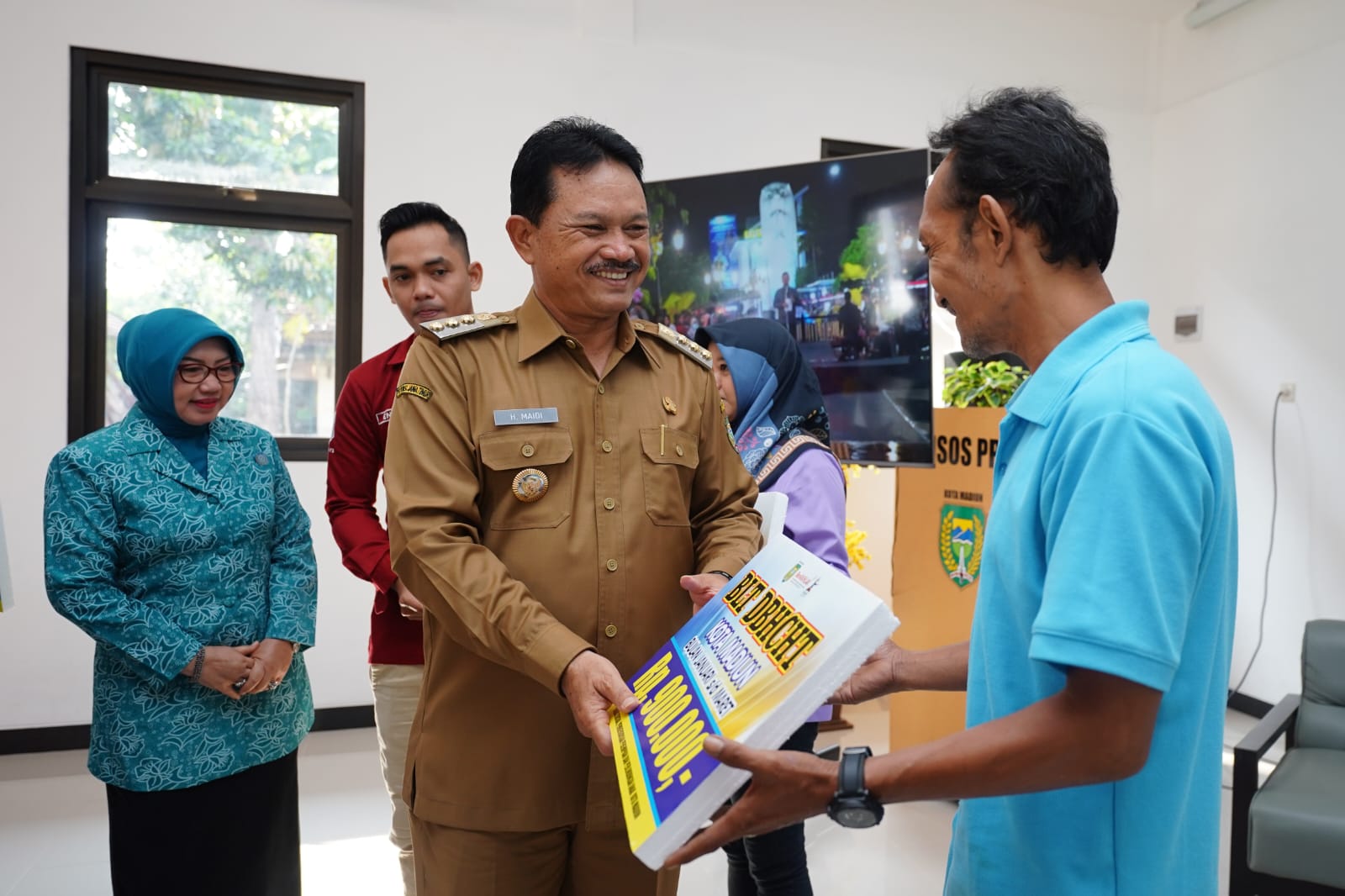 Foto 10 dari 10: Salurkan Bantuan DBHCHT, Wali Kota Harap Bermanfaat Bagi Penerima