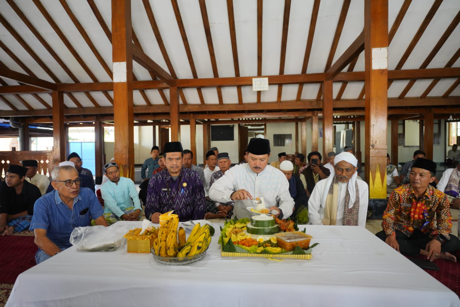 Foto 5 dari 5: Salat Jumat di Masjid Kuno Kuncen, Wali Kota Juga Lakukan Peletakan Batu Pertama Pembangunan Menara