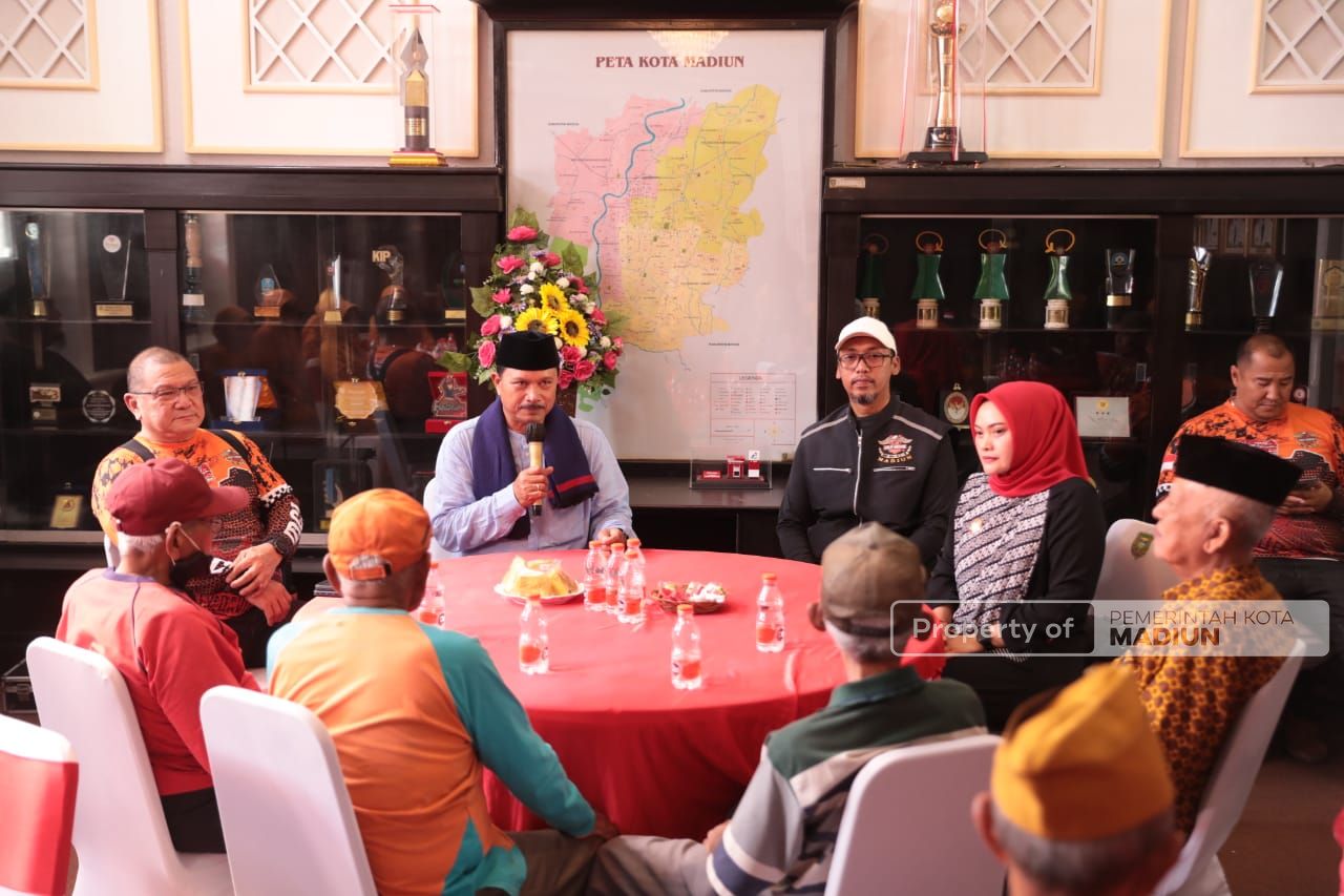 Foto 5 dari 12: Touring Jakarta-Atambua, Komunitas HDCI Mampir Kota Madiun dan Bagi Santunan untuk Veteran