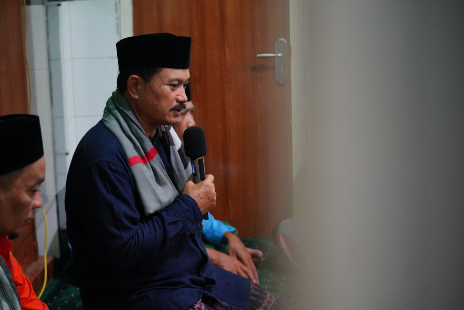 Foto 6 dari 10: Shalat Isya Bersama Warga, Wali Kota Sampaikan Capaian Kota Pendekar
