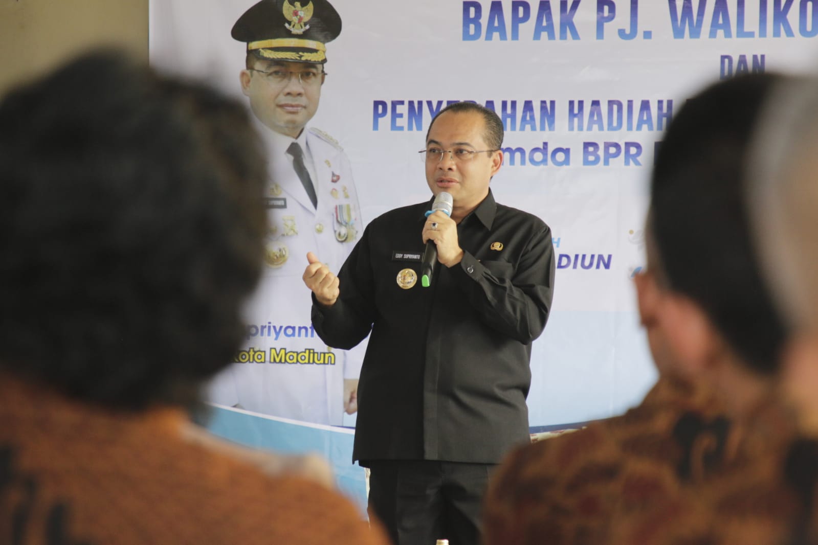 Foto 11 dari 17: Kunjungan Kantor Perumda BPR Bank Daerah Kota Madiun, Pj Wali Kota Apresiasi Kinerja Dan Dorong Inovasi Untuk Tingkatkan Performa Pegawai