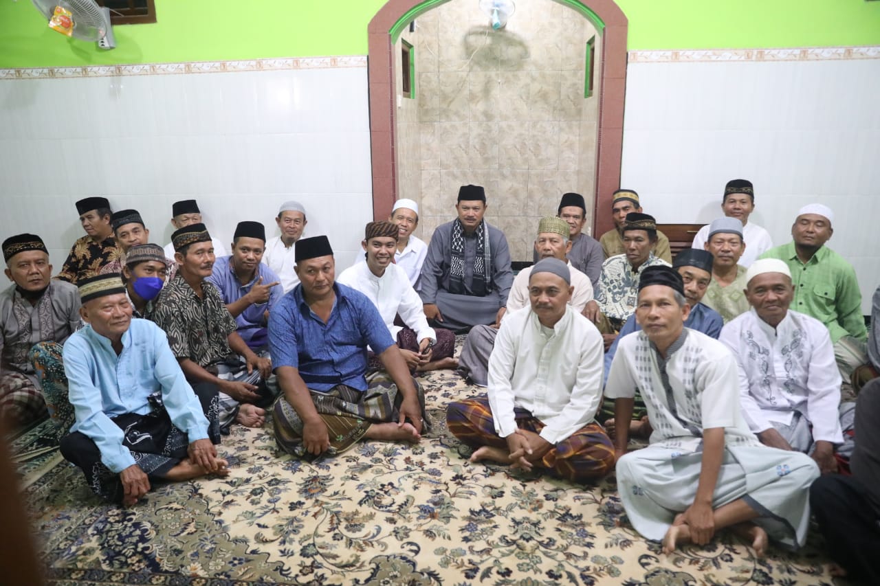Foto 10 dari 10: Isya Berjamaah di Musala Baitul Muttaqin, Wali Kota Ajak Masyarakat Sampaikan Aspirasi