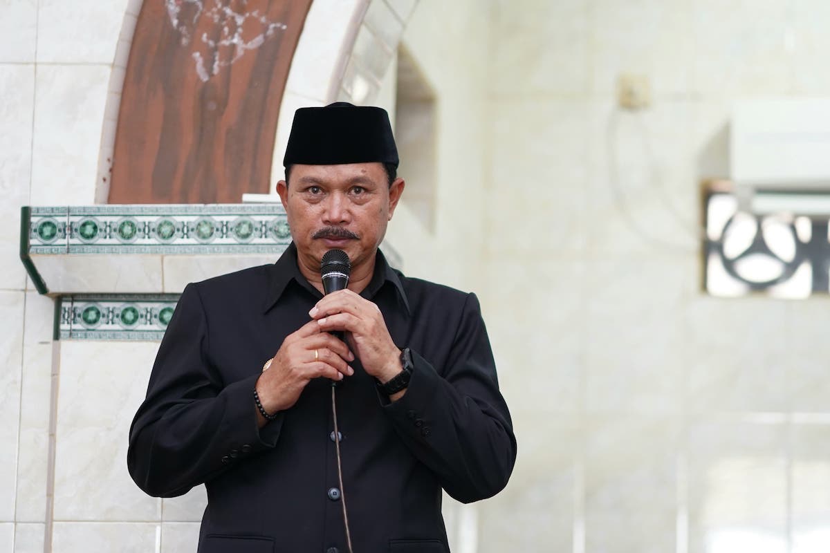 Foto 3 dari 9: Salat Jumat di Masjid Al Arowiyah, Wali Kota Laksanakan Ibadah Bareng Masyarakat
