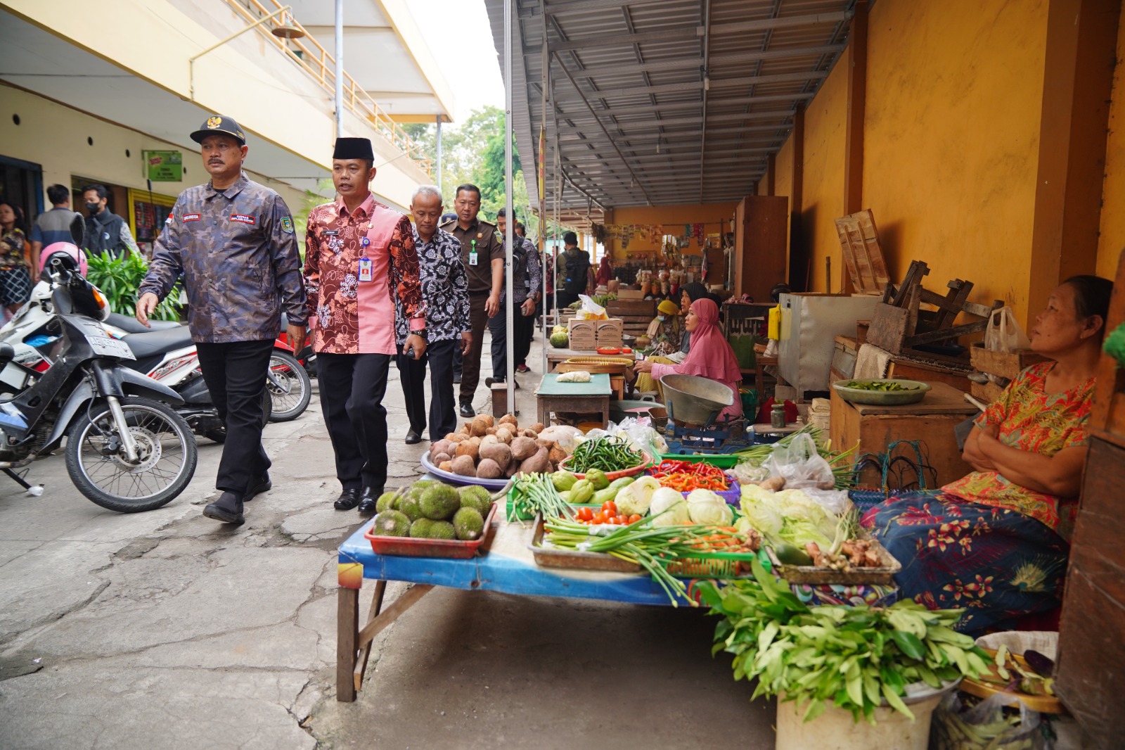 Foto 6 dari 10: Jamin Kesiapan Lintas Sektor Hadapi Lebaran, Wali Kota Cek Sejumlah Obyek Vital