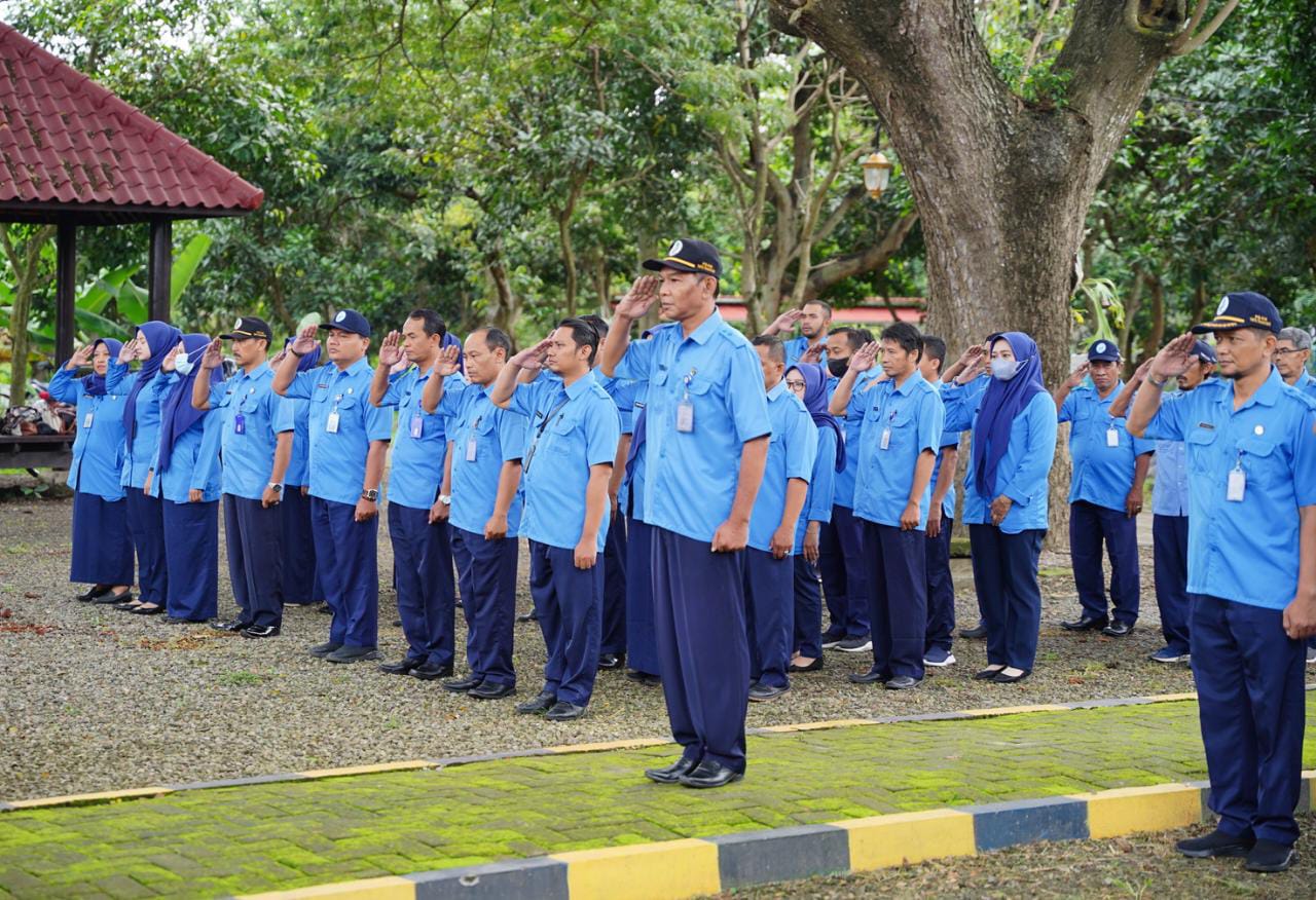 Foto 5 dari 9: Serahkan SK Pensiun Kepada Pegawai PDAM, Wali Kota Pesan Pensiunan Tetap Produktif