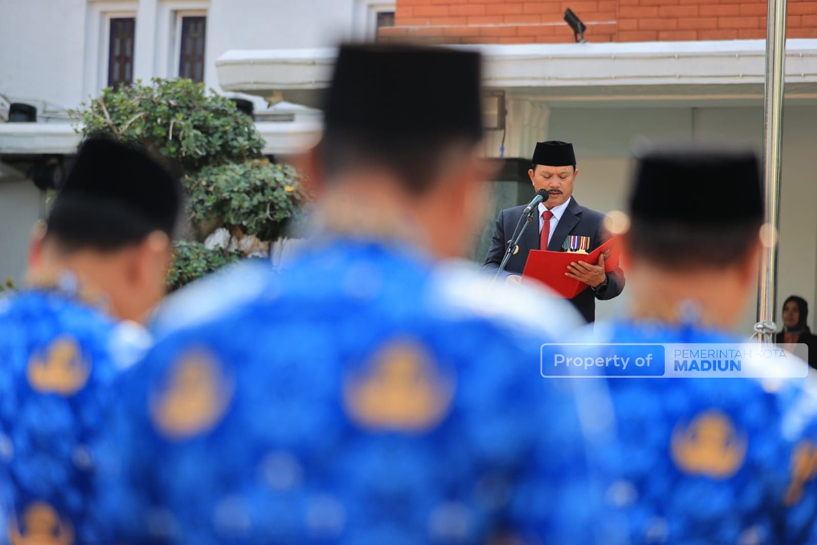 Foto 8 dari 10: Pimpin Upacara Hari Kesaktian Pancasila, Wali Kota Ajak Masyarakat Jadikan Pancasila Sebagai Pemersatu Bangsa