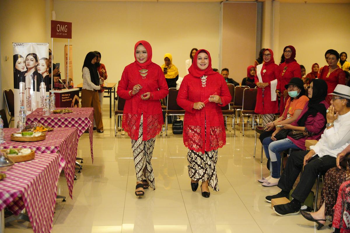 Foto 5 dari 8: Hadiri Fashion Show Kebaya, Wali Kota Ingin Pecahkan Rekor MURI di Hari Kartini Nanti