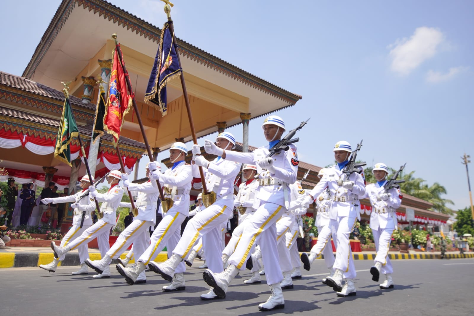Foto 3 dari 9: Gagahnya Defile Personil dan Alutsista HUT ke-78 TNI