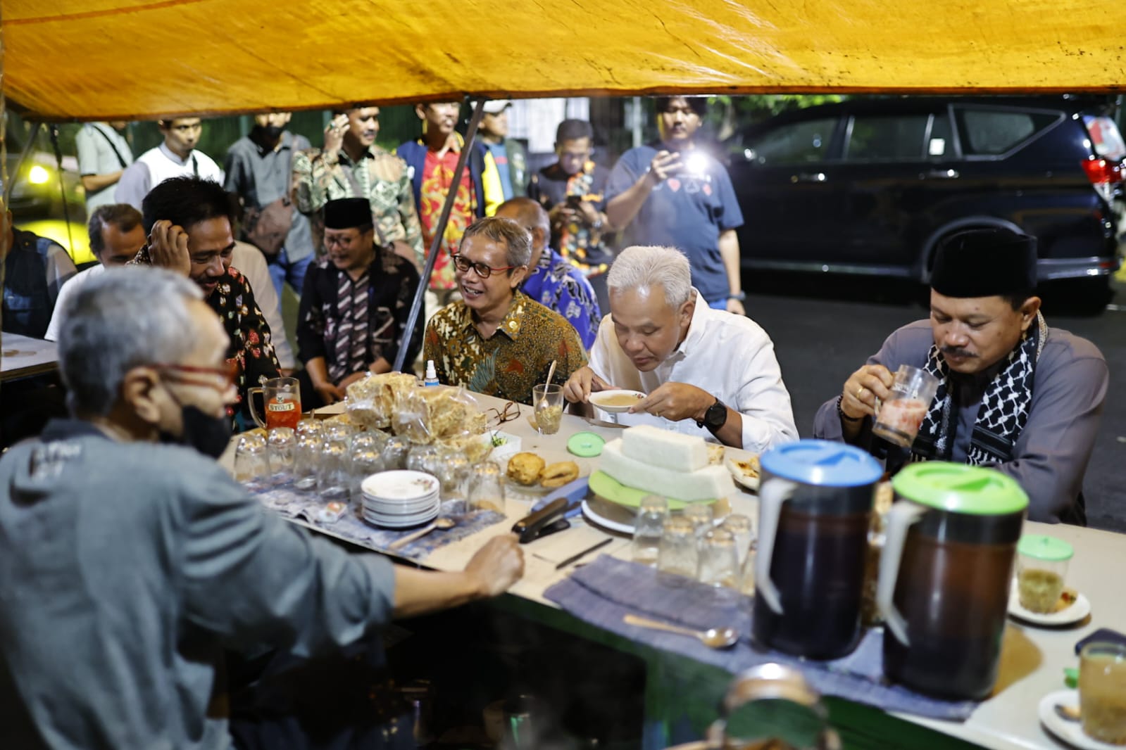 Foto 2 dari 7: Cangkruk di Warung Pak Sus Stasiun, Ganjar Pranowo: Kopi dan Jahenya Jos Tenan