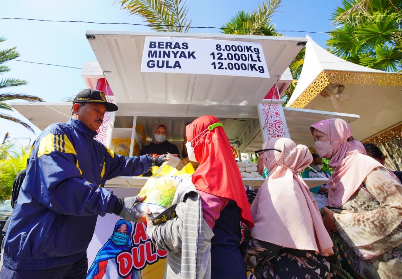 Foto 2 dari 7: Buka Wartek Untuk Warga, Wali Kota Bantu Sediakan Sembako Murah Hingga Tekan Inflasi Di Kota Pendekar