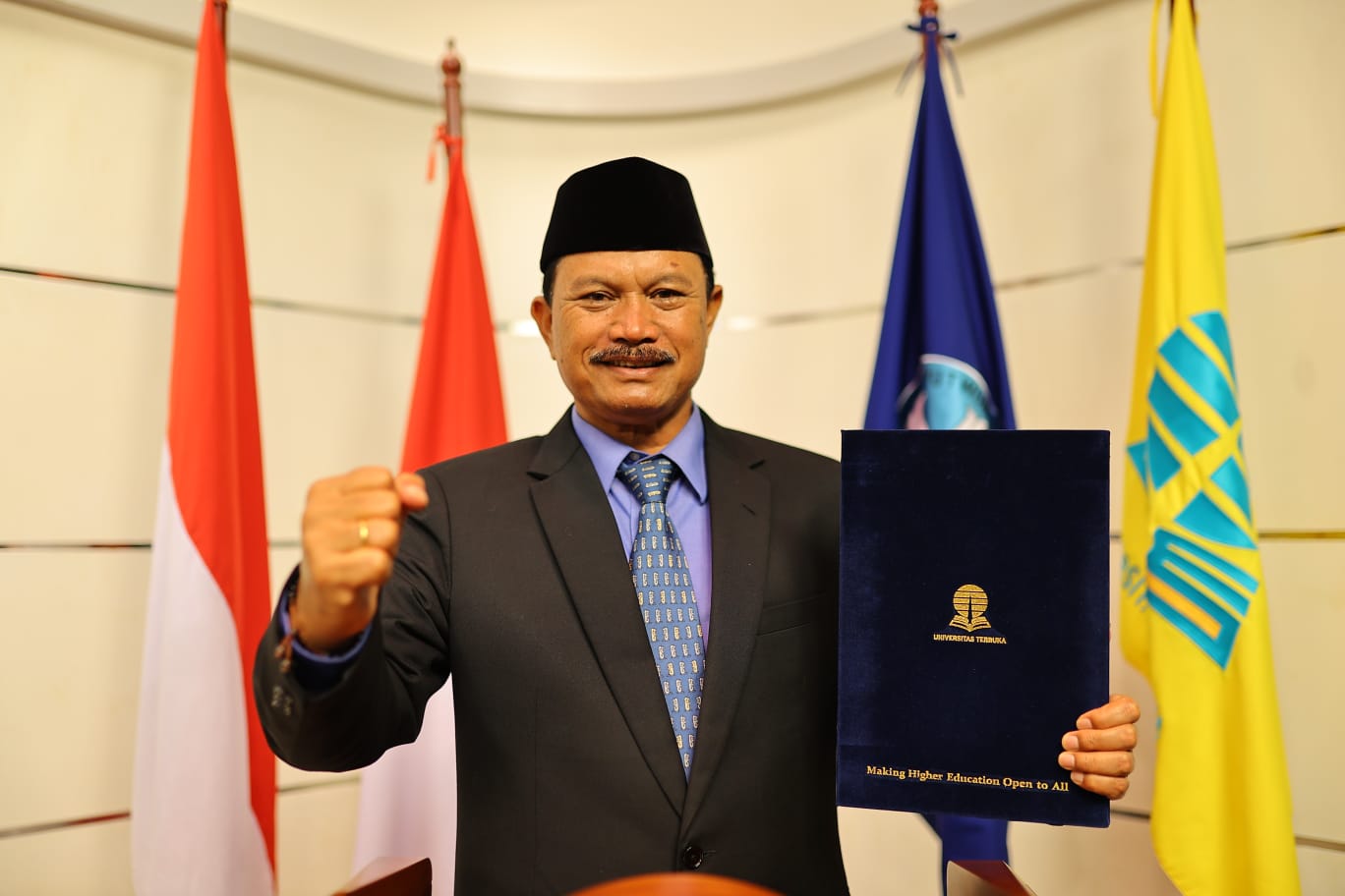 Foto 7 dari 7: SAH! Wali Kota Maidi Resmi Sandang Gelar Doktor Smart City