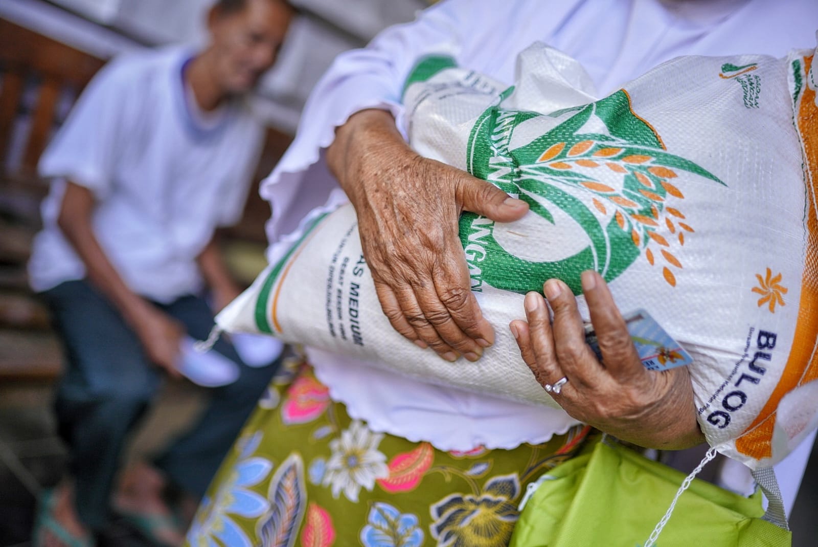 Foto 9 dari 9: Bantuan Pangan Tahap Kedua Jatah Oktober Mulai Dicairkan, Penerima Dapat 10 Kg Beras Bantuan