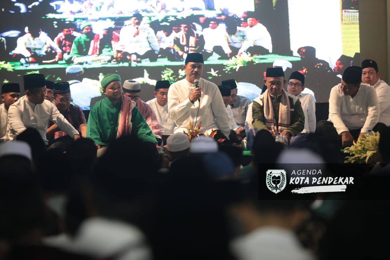 Foto 5 dari 5: Hadiri Haul ke-21 KH Muchsin Al Qurby, Wali Kota Maidi Ajak Jamaah Teladani Kebaikan sang Kiai