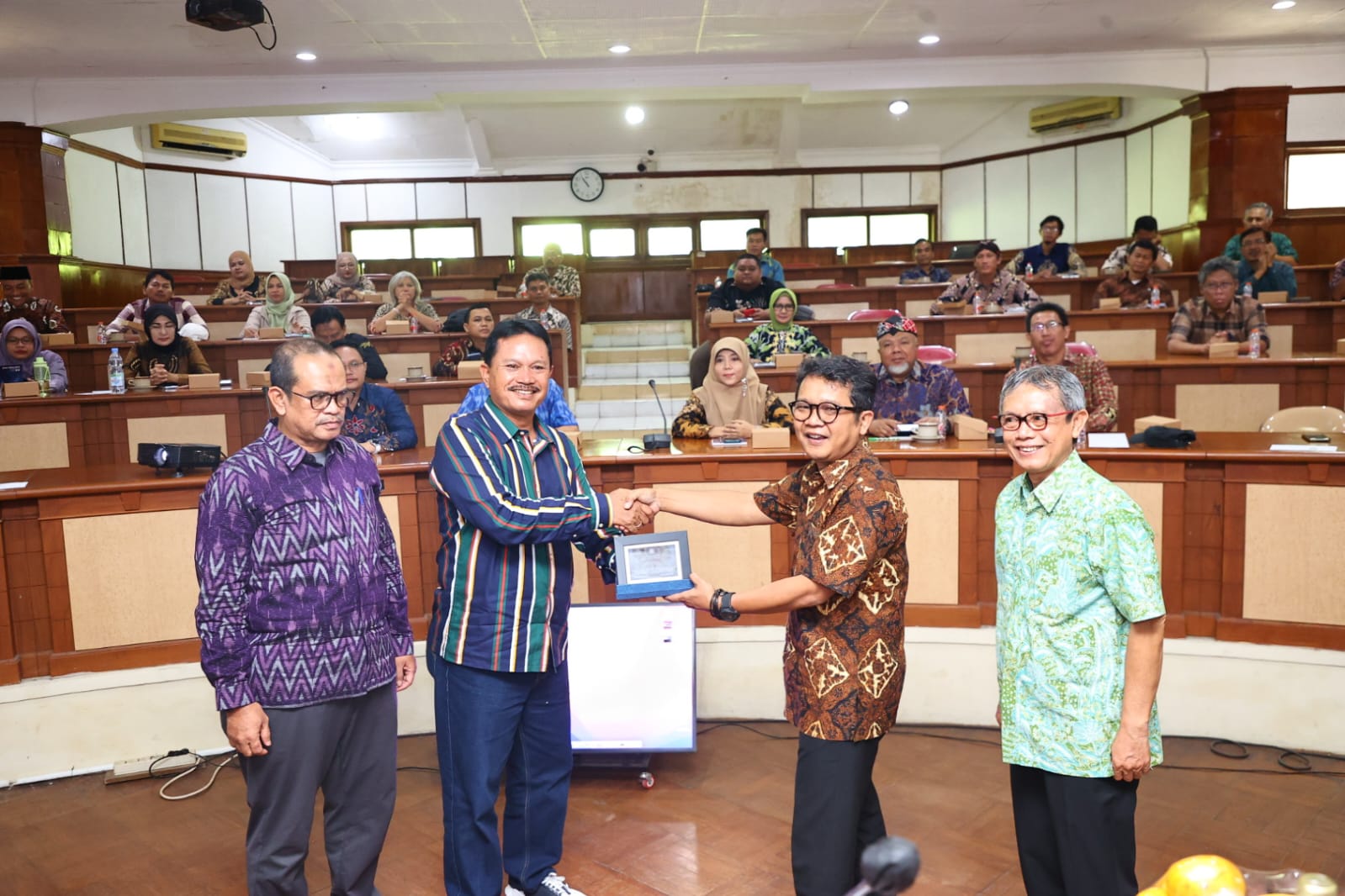 Foto 3 dari 6: Buka World Class University Focus Group Discuss Bersama Kagama, Wali Kota Sampaikan Pentingnya Pendidikan Agar Tak Jadi Korban Perubahan