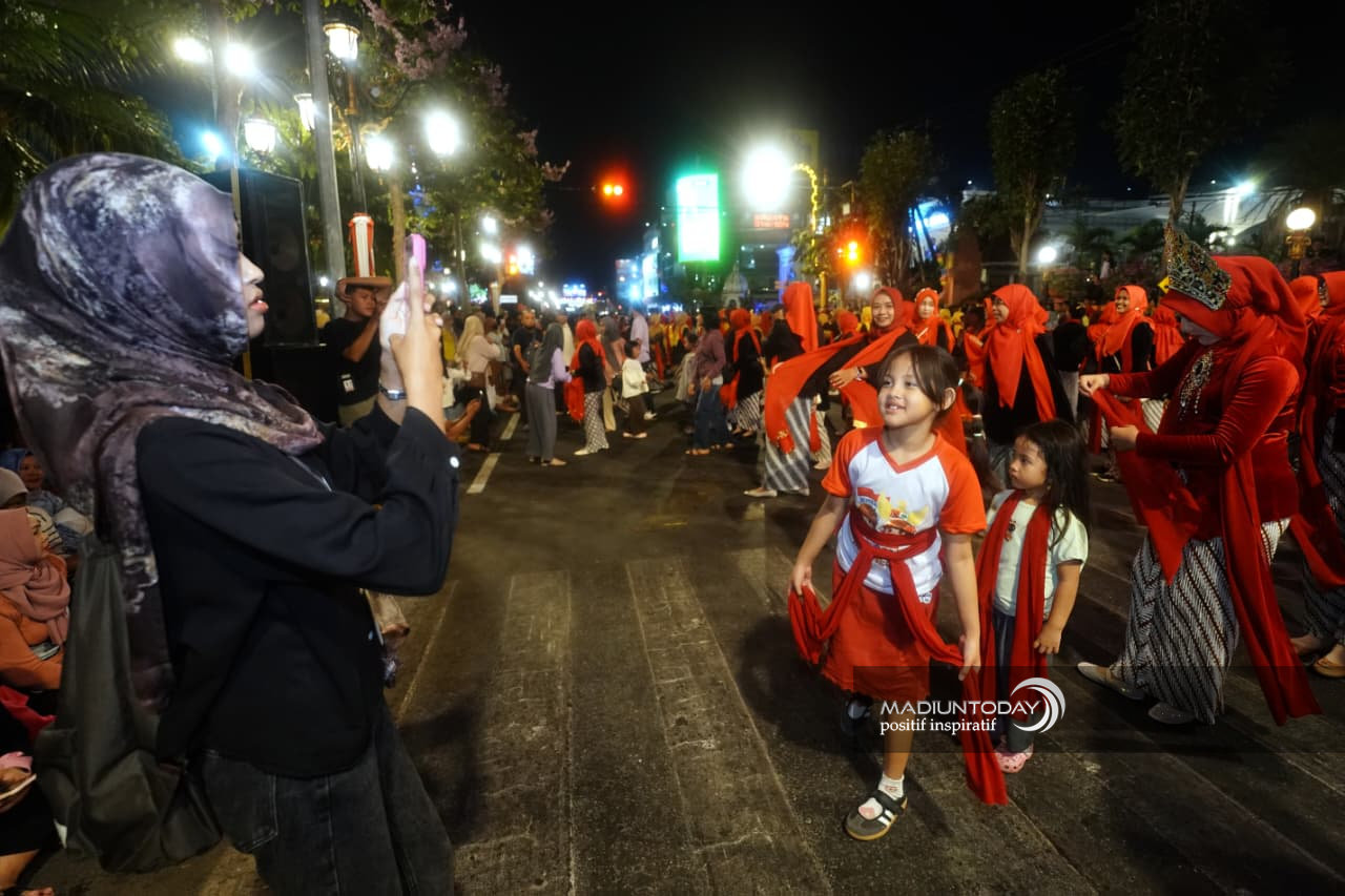 Foto 12 dari 19: Ketika Warga Turun ke Jalan, Menari Bersama di Panggung Kota