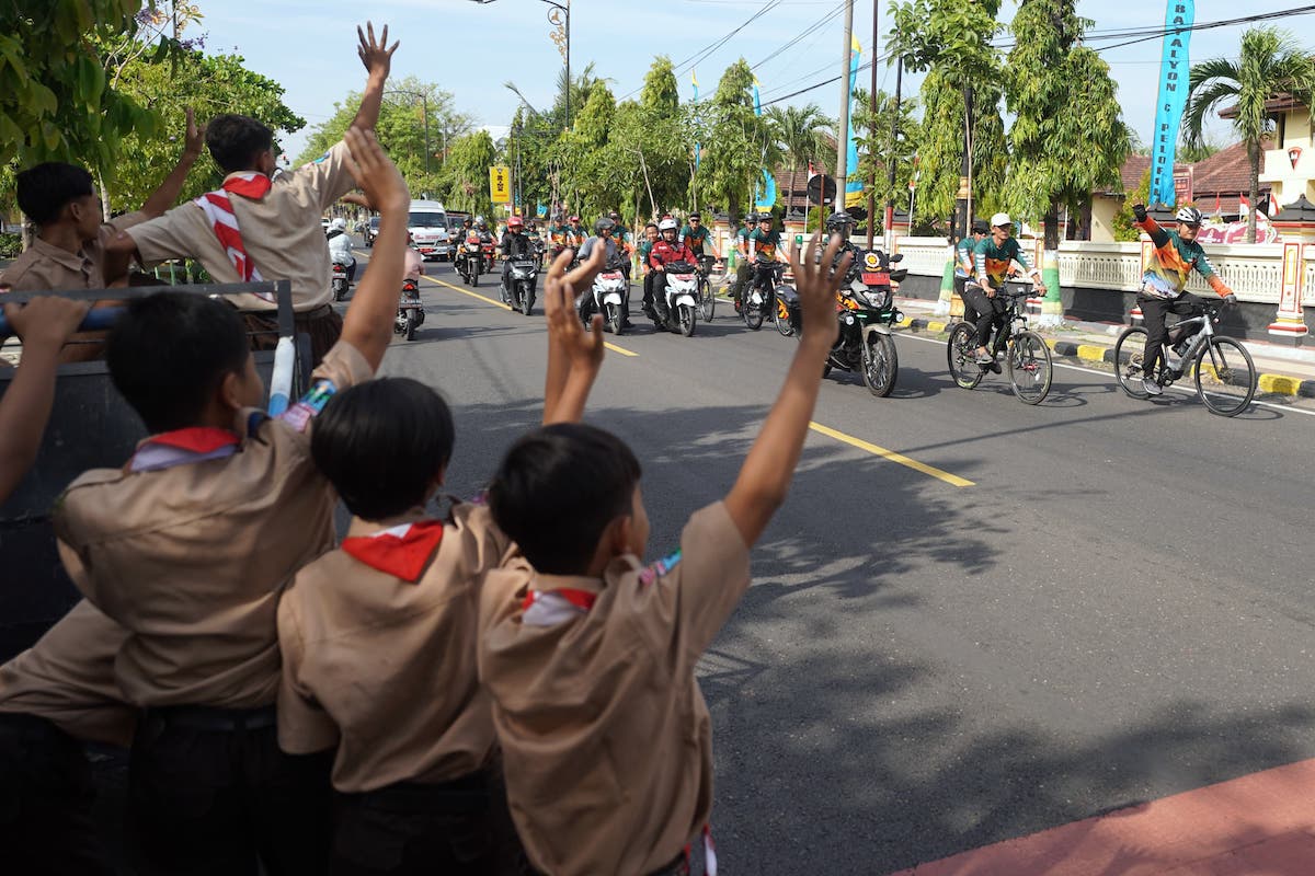 Sembari Gowes, Wali Kota Resmikan RTH, Beri Bansos Disabilitas, Hingga Bantuan RTLH