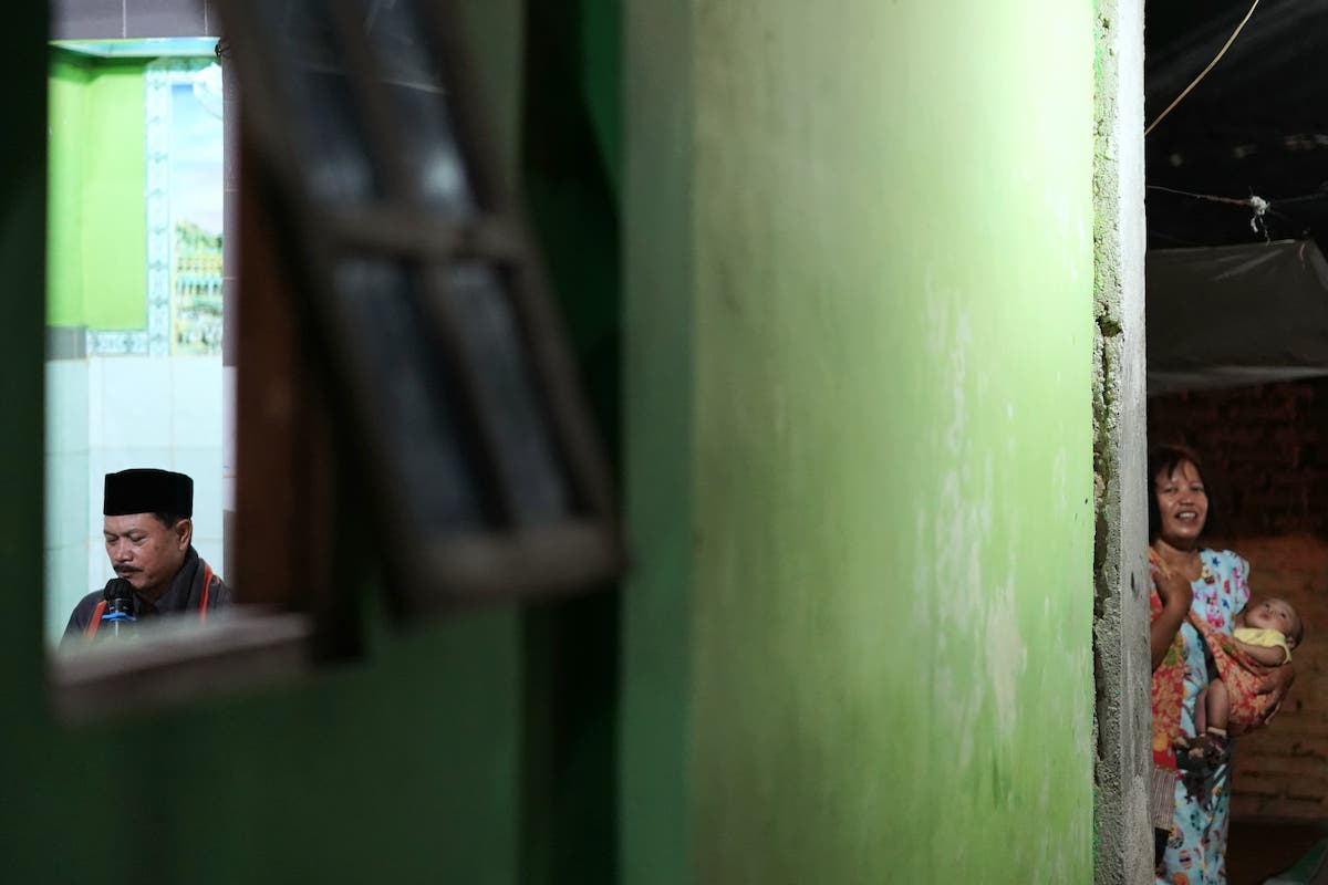 Foto 4 dari 9: Salat Isya di Musala Nurul Huda, Wali Kota Maidi Salurkan Sembako Hingga Bantuan Pembangunan Rp 30 Juta