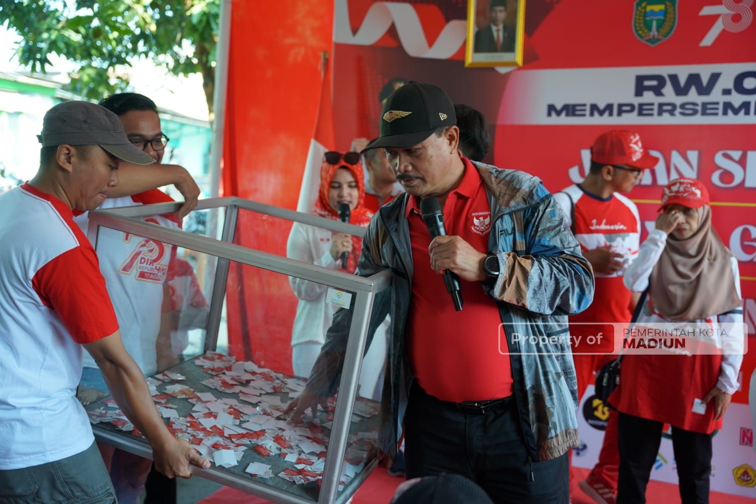 Foto 4 dari 9: Hadiri Giat Warga RW 07 Perumahan Taman Asri, Wali Kota Apresiasi Kekompakan dan Kerukunan Warga