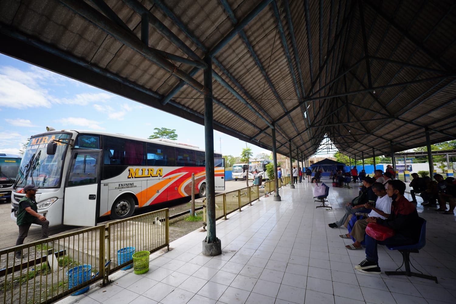 Foto 1 dari 8: H-10 Lebaran, Terminal Purbaya Madiun Masih Sepi Pemudik